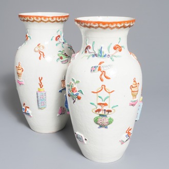 Een paar Chinese famille rose vazen met reliëfdecor van kostbaarheden, Republiek, 1e helft 20e eeuw